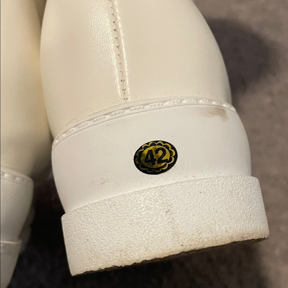 White Quilted Fur Trim Boots - Picture 8 of 10